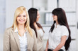 drei frauen im büro