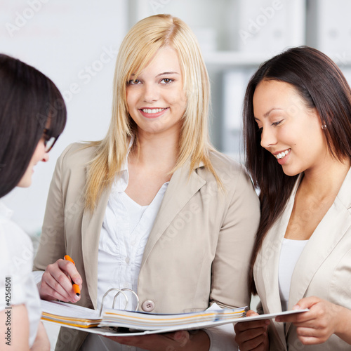 Foto: junge frauen mit aktenordner im büro junge frauen mit aktenordner im büro
