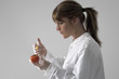 Laborantin hält eine Spritze an eine Tomate