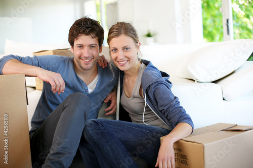 Foto: Young couple moving in their home Young couple moving in their home