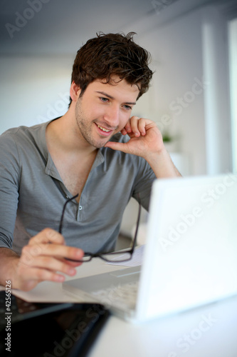 Foto: Young man studying from home Young man studying from home