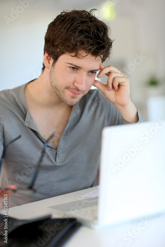 Foto: Young man studying from home Young man studying from home