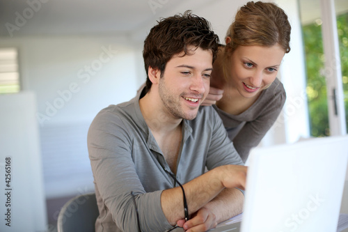 Foto: Young people studying from home with laptop computer Young people studying from home with laptop computer