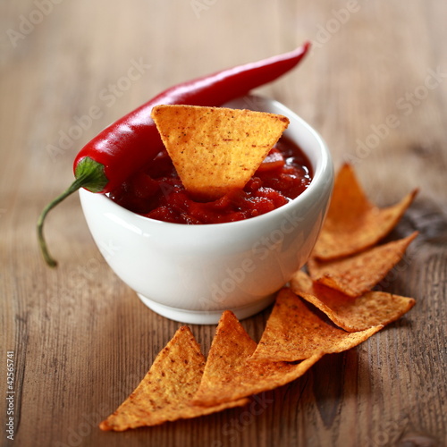 Foto: Tortilla Chips mit Salsa dip - hot Tortilla Chips mit Salsa dip - hot