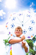 Kleiner Junge mit Fussballschirm