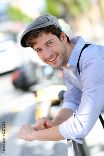 Foto: Portrait of young trendy guy standing outside Portrait of young trendy guy standing outside