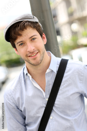 Foto: Closeup of young cheerful man wearing hat Closeup of young cheerful man wearing hat