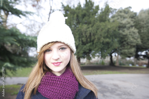 Foto: Portrait of a young woman smiling Portrait of a young woman smiling