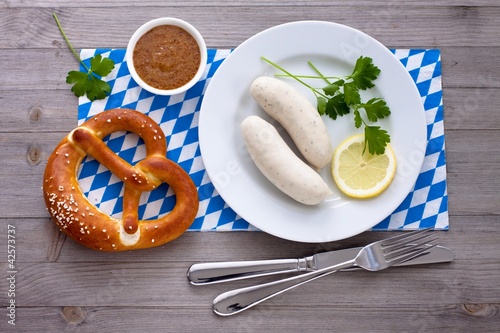 Foto: White sausages with sweet mustard and pretzel White sausages with sweet mustard and pretzel