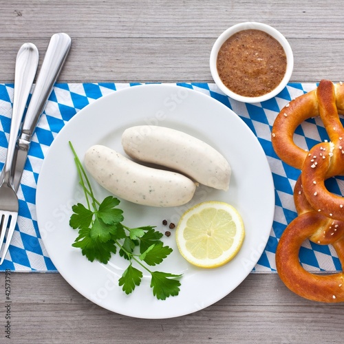 Foto: White sausages with sweet mustard and pretzel White sausages with sweet mustard and pretzel