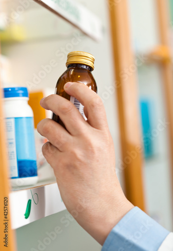 Foto: Pharmacist hand holding pills Pharmacist hand holding pills