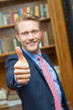 Manager zeigt Topdaumen