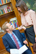 Mann und Frau lesen in Buch