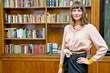 Geschäftsfrau in Bibliothek