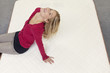 Foto: Happy woman relaxing on mattress with head back in furniture store Happy woman relaxing on mattress with head back in furniture store