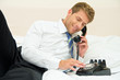 Mann wählt Nummer auf Telefon
