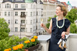 Photo: Frau prostet auf Balkon Frau prostet auf Balkon