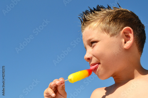 Foto: Kind mit Eis Kind mit Eis