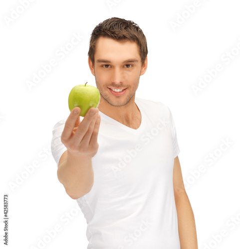 Foto : man in white shirt with green apple man in white shirt with green apple