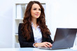 Foto: Young busines woman with notebook Young busines woman with notebook