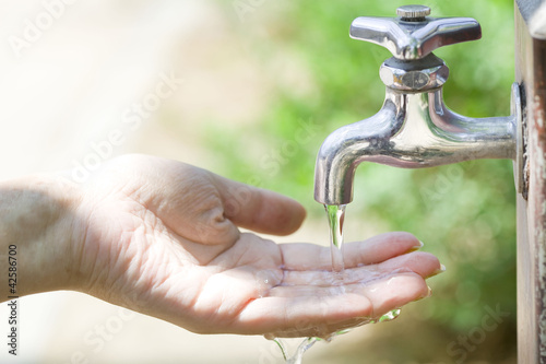 Foto: 水を救う手 水を救う手