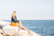 Frau genießt Ruhe am Meer