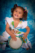 Photo: jolie fillette souriante au djembé jolie fillette souriante au djembé