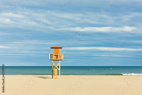 Foto: lifeguard cabin on the beach in Narbonne Plage, Languedoc-Roussi lifeguard cabin on the beach in Narbonne Plage, Languedoc-Roussi