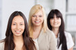 drei junge frauen im büro