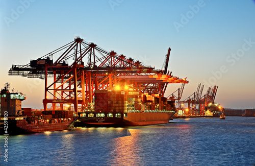 Foto: Containerschiff beim beladen Containerschiff beim beladen