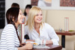 frauen haben spaß im café