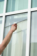 fensterputzer zieht die glasscheibe ab