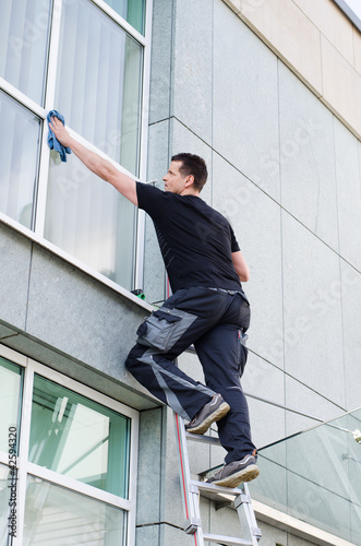 Photo: fensterputzer arbeitet konzentriert fensterputzer arbeitet konzentriert