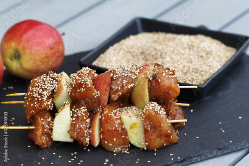Foto: Putenspieße mit Apfel und Sesam Putenspieße mit Apfel und Sesam