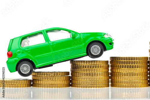 Foto: Auto und Münzen. Steigende Autokosten Auto und Münzen. Steigende Autokosten