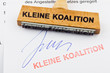 Holzstempel auf Dokument: Kleine Koalition