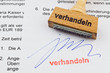 Holzstempel auf Dokument: verhandeln
