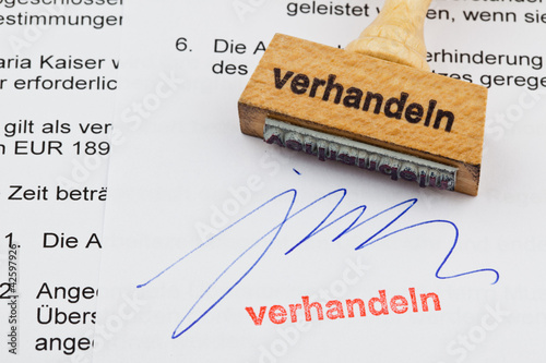 Photo: Holzstempel auf Dokument: verhandeln Holzstempel auf Dokument: verhandeln