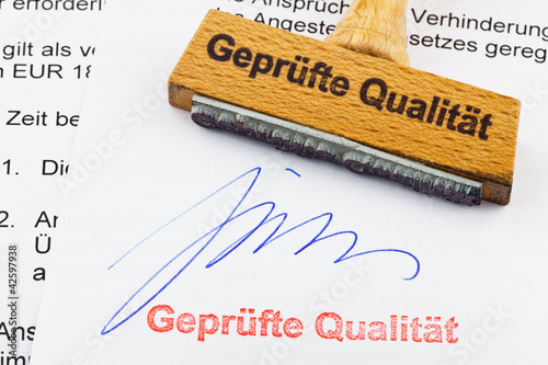 Photo: Holzstempel auf Dokument: geprüfte Qualität Holzstempel auf Dokument: geprüfte Qualität