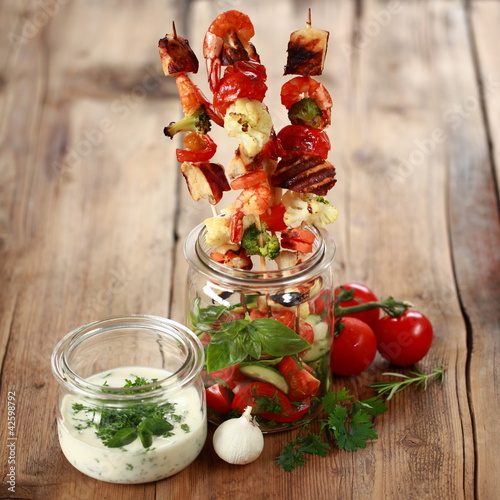Foto: sommerlich leichte Putenspieße mit Gemüse und Joghurt-Dip sommerlich leichte Putenspieße mit Gemüse und Joghurt-Dip