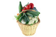 panier de légumes frais sur fond blanc