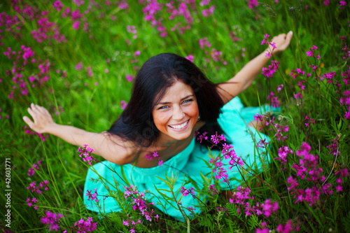 Foto: woman on summer flower field woman on summer flower field