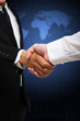 Foto: Handshake vor Weltkarte Handshake vor Weltkarte