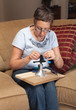 Foto: Lady jeweller making pendant Lady jeweller making pendant