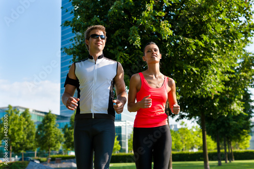Foto: Urban sports - fitness jogging in the city Urban sports - fitness jogging in the city