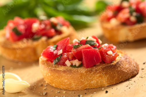 Foto: Crispy Italian antipasto, Bruschetta with tomato and garlic Crispy Italian antipasto, Bruschetta with tomato and garlic