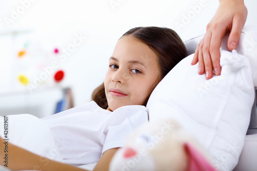 Foto: Girl with a book in bed at home Girl with a book in bed at home