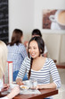 junge frauen im café