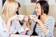 Foto: freundinnen treffen sich im café freundinnen treffen sich im café
