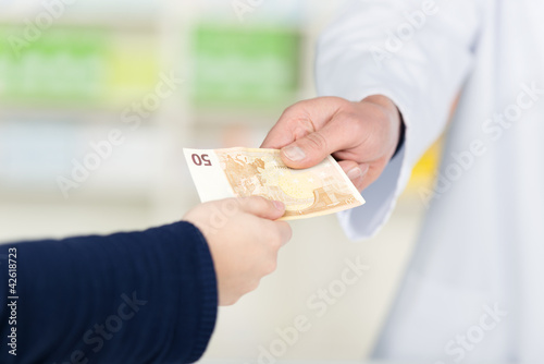 Foto: patient zahlt in der apotheke patient zahlt in der apotheke